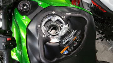 Kawasaki Ninja 1000 [A-SIDER] - Black Edition Tankin kahva 4 ruuvia musta Kawasaki