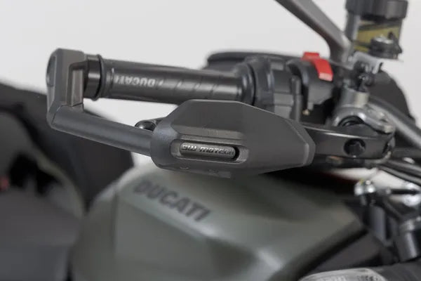 Triumph Daytona 955 [SW-MOTECH] – vipusuojat tuulensuojalla
