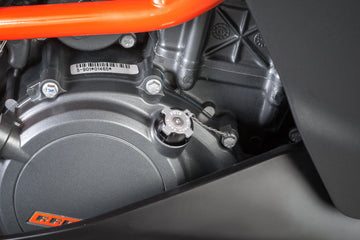 KTM RC 390 [2025] – Öljynkorkki – hopea