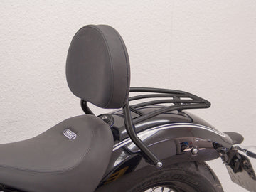BMW R 18 (OL11) 2021- [2021] - Kuljettaja Sissy Bar, jossa on suuri pyöristetty tyyny ja matkatavarte, musta