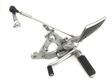 Yamaha MT01 RP12 [2007] - Fußrastenanlage links Fahrer Fußraste links mit Schaltpedal Schaltgestänge