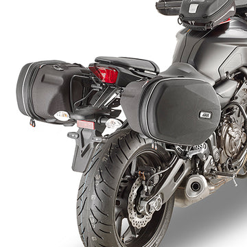 Yamaha MT 07 [GIVI] - Välikappale EASYLOCK-satulalaukuille tai satulalaukuille on mahdollista