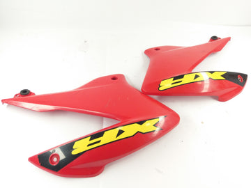 Honda XR 125 L JD19 [2005] - sivuverhous oikealla ja vasemmalla halkeamalla