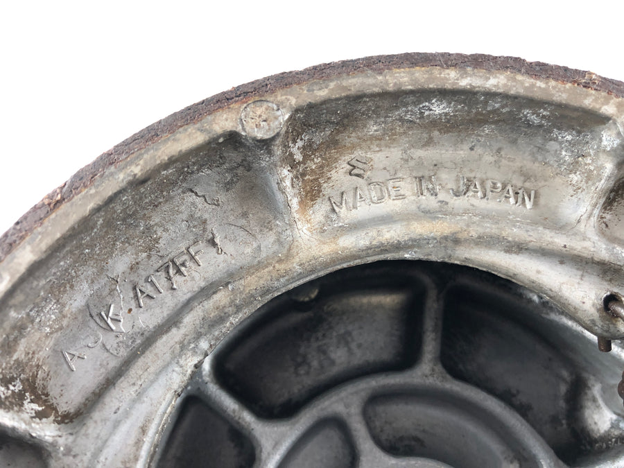 Suzuki LS 650 NP41B [1990] - Pyörän navan kannen jarrusrumpu takana