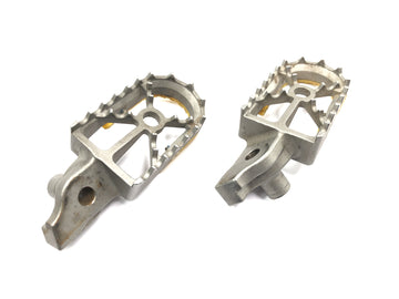 Suzuki RM Z 250 RJ41A [2007] - Jalkatuet Kuljettajan jalkatukien pari alumiinia