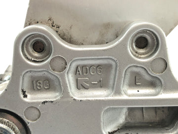 Suzuki GSX R 1000 WVBZ K3 [2003] - Jalkatukijärjestelmä kuljettajan vasemman jalkatuen pidike vaihdevivulla - 0