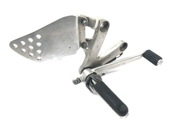 Honda CBR 900 RR SC28 [1995] - driver's footrest right footrest system footrest right with brake pedal