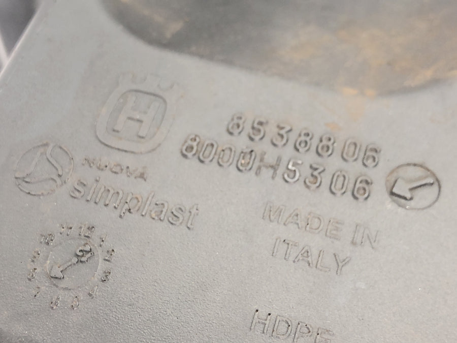 Husqvarna TR 650 Strada A8 [2012] - Polttoainesäiliö Bensiinisäiliö Muovisäiliö sivulta katsottuna