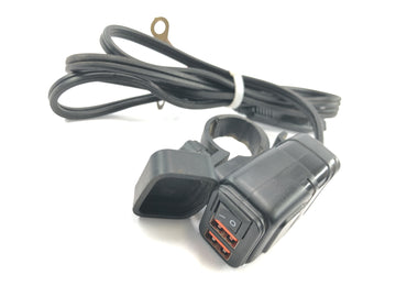 Yamaha XV 1600 Wild Star VP08 [2002] - USB-latausliitäntä kaksinkertainen USB-liitäntä