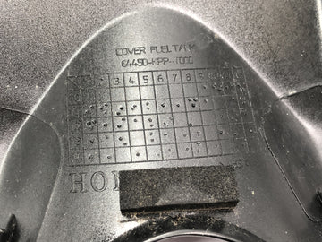 Honda CBR 125 R JC50 [2012] - Tankin kannen suojuksen kansi polttoainesäiliön muovia - 0