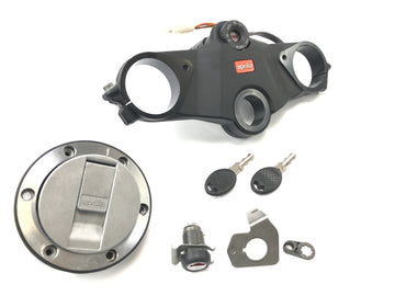 Aprilia RST 1000 Futura [2002] - Lukkoseppä haarukka -sillan yläpuolella Ignition Lock -säiliön kannen avainsarja