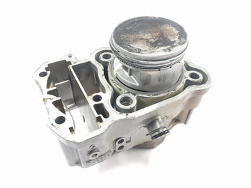 Honda XRV 750 Africa Twin RD04 [1992] - cylinder with piston at the front