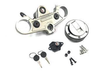 Moto Guzzi V10 Centauro [1998] - Lukkosarjan sytytyslukko haarukkasillalla tankin korkin yläosassa