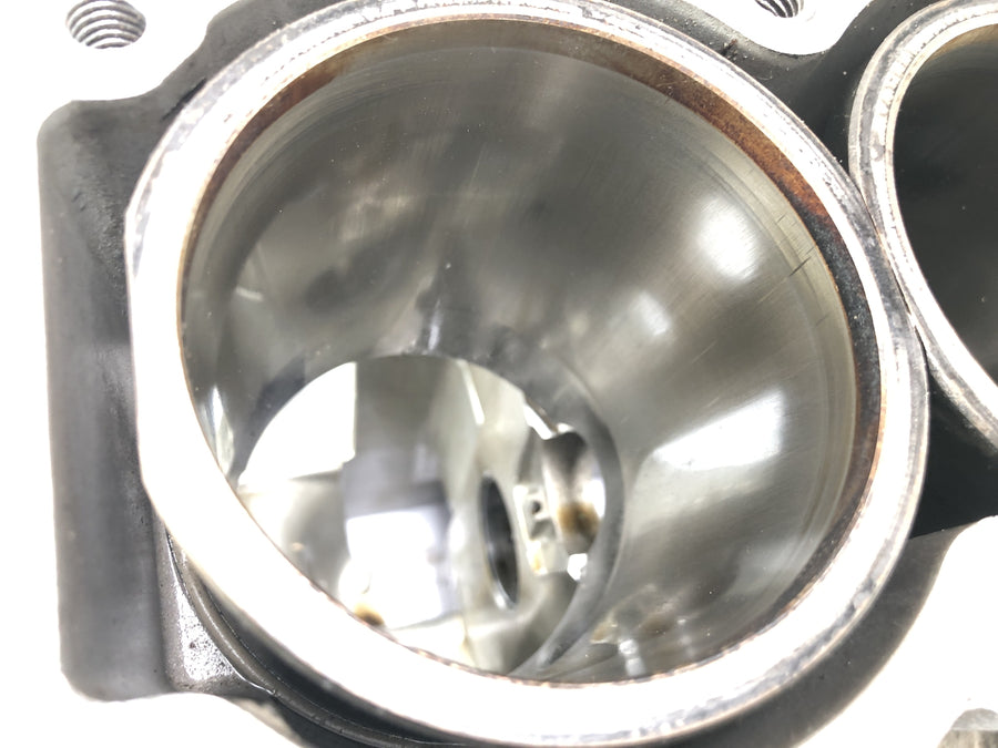 Triumph Sprint ST 1050 [2005] - moottorin kotelo tyhjä kotelon sylinterilohko männän kanssa